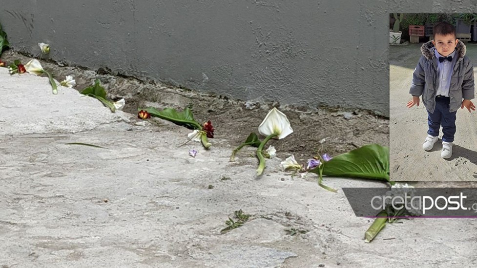 Θρήνος στην Κρήτη για τον μικρό Ζαχαρία – Έστρωσαν με λουλούδια τον δρόμο που θα περάσει η νεκροφόρα