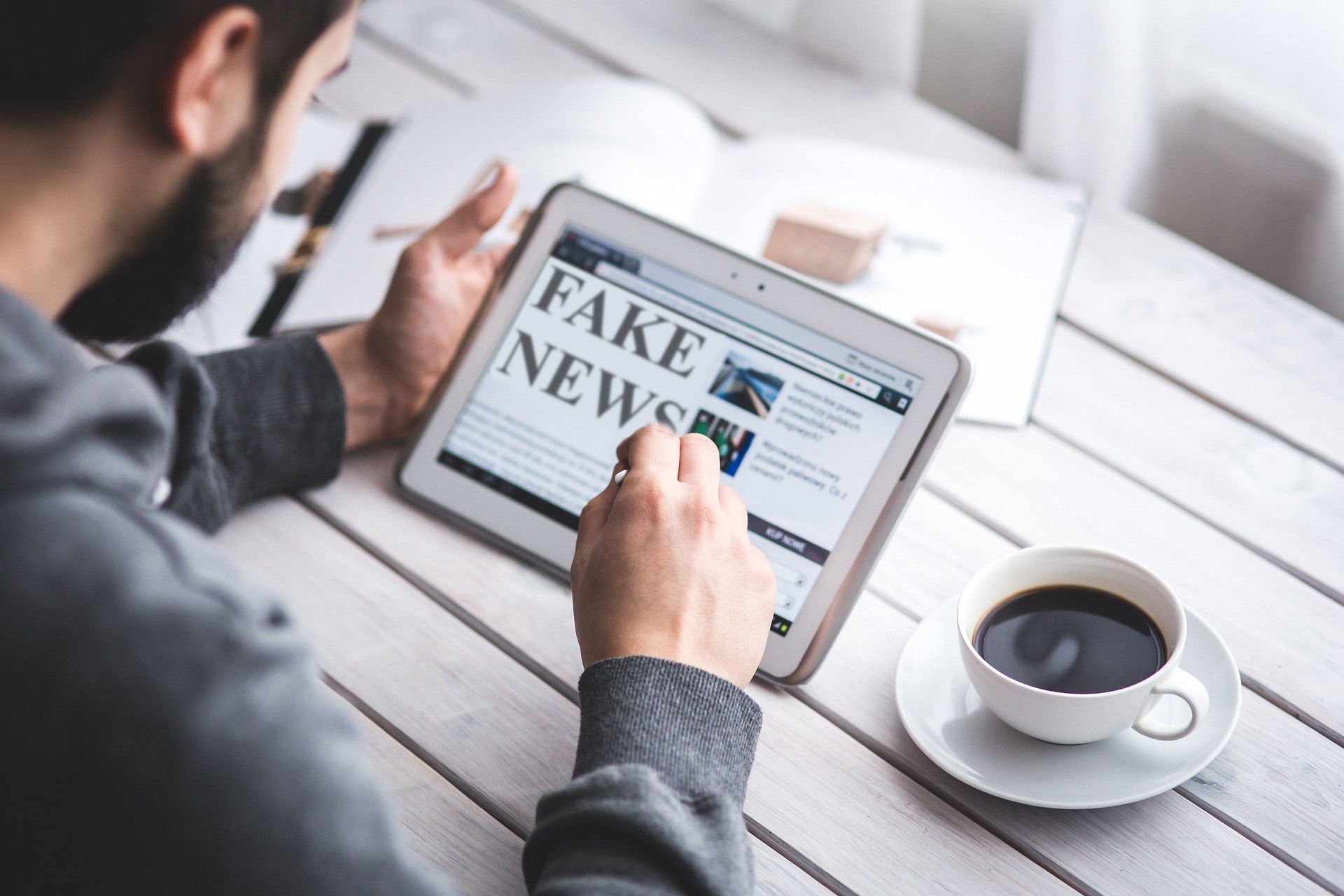 Ποιοι χρήστες των social media πιστεύουν πιο εύκολα τα fake news για θέματα υγείας – Τι έδειξε νέα έρευνα