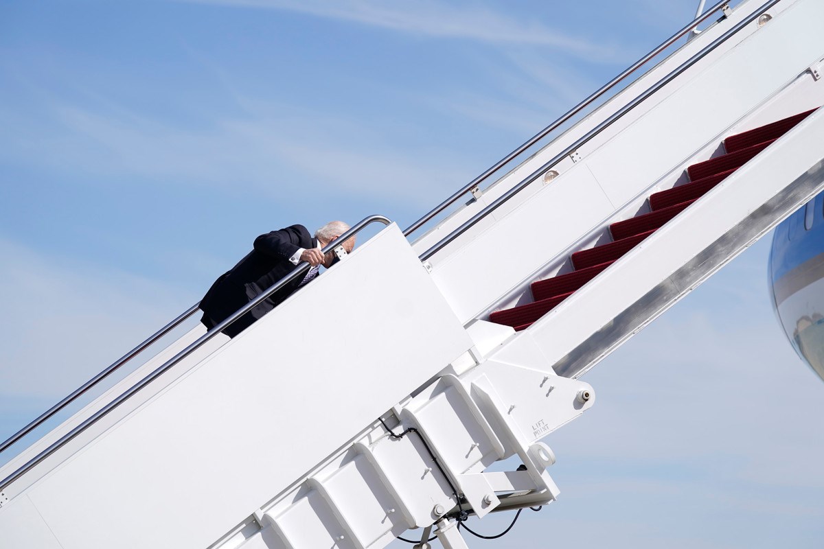 Ατύχημα για τον Τζο Μπάιντεν: Έπεσε τρεις φορές στη σκάλα του Air Force One – ΒΙΝΤΕΟ