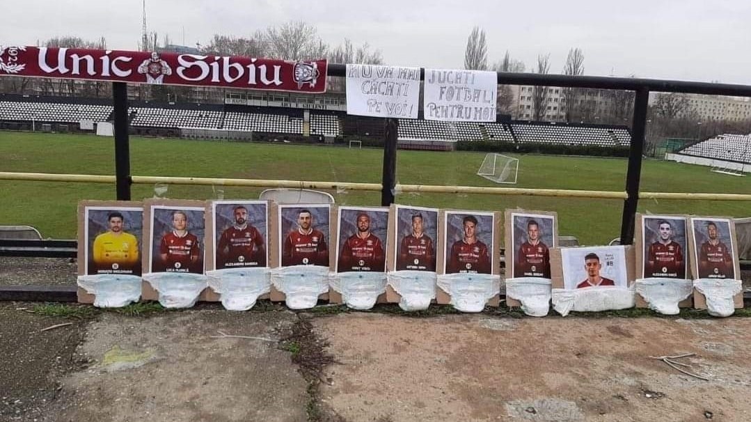 Ρουμανία: Οπαδοί πήγαν πάνες στους παίκτες – “Σταματήστε να τα κάνατε πάνω σας”