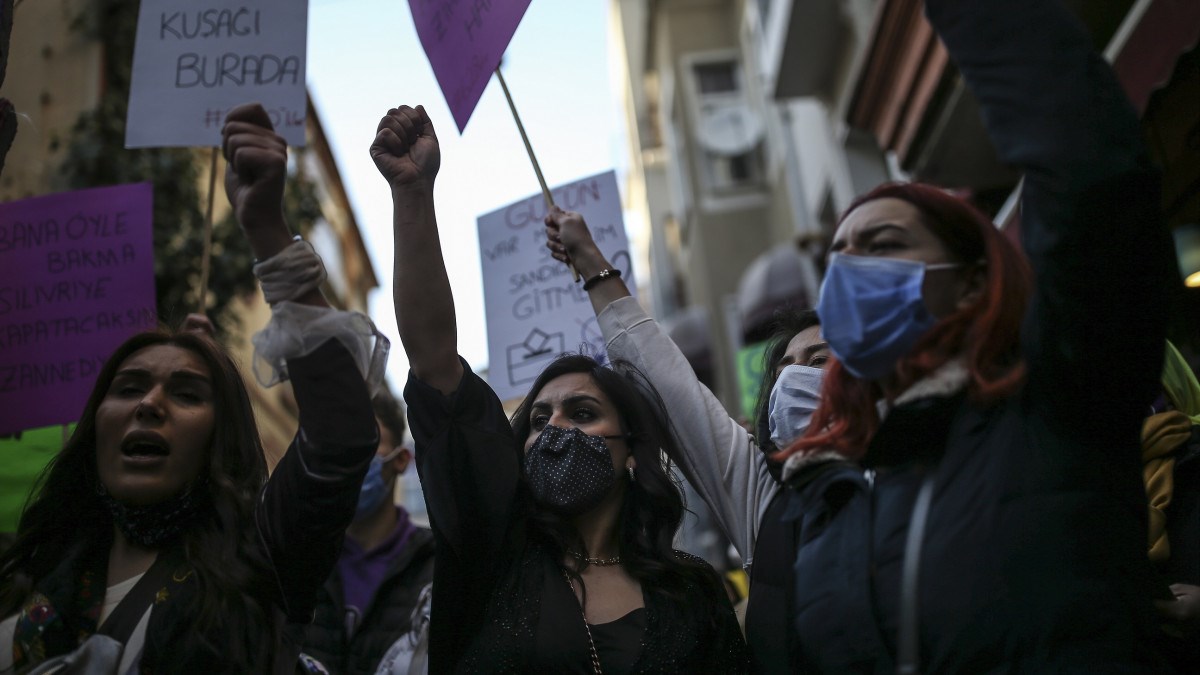 Τουρκία-Ερντογάν: Ογκώδεις διαδηλώσεις για την απόσυρση από τη διεθνή Σύμβαση κατά της βίας γυναικών