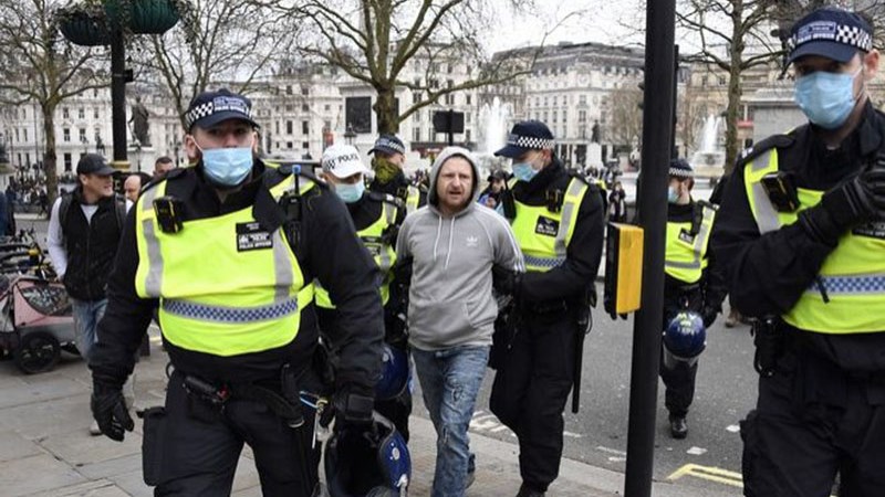 Βρετανία: Ταραχές στο Λονδίνο και 33 συλλήψεις σε διαδήλωση κατά των μέτρων για την πανδημία