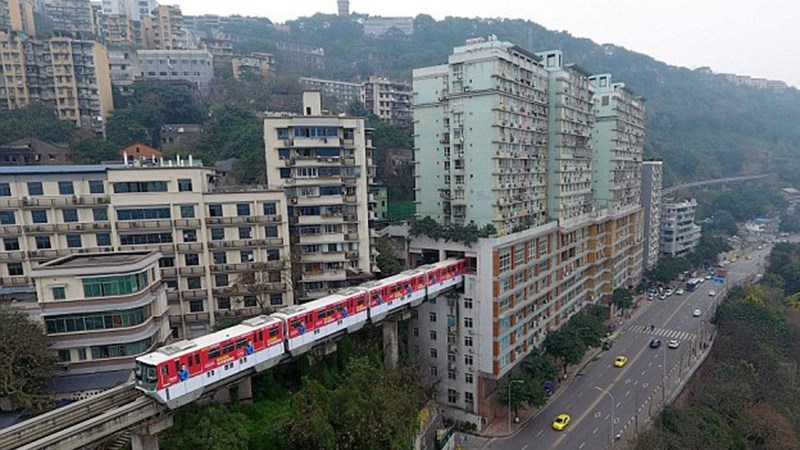 Κίνα: Τρένο περνά μέσα από πολυκατοικία