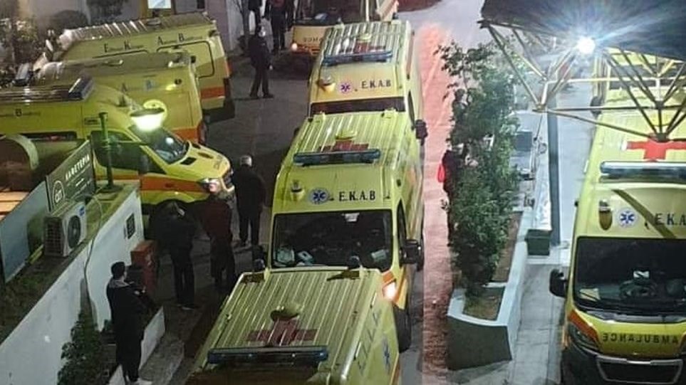 Εφημερία “πολέμου” στον Ευαγγελισμό: Ουρά από ασθενοφόρα στο νοσοκομείο – ΦΩΤΟ