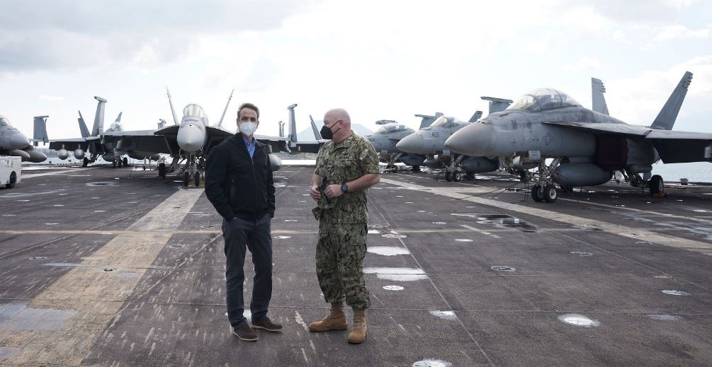 Επίσκεψη Μητσοτάκη στο αεροπλανοφόρο Αϊζενχάουερ – “Πιο ισχυροί από ποτέ οι δεσμοί μας με τις ΗΠΑ” – ΦΩΤΟ