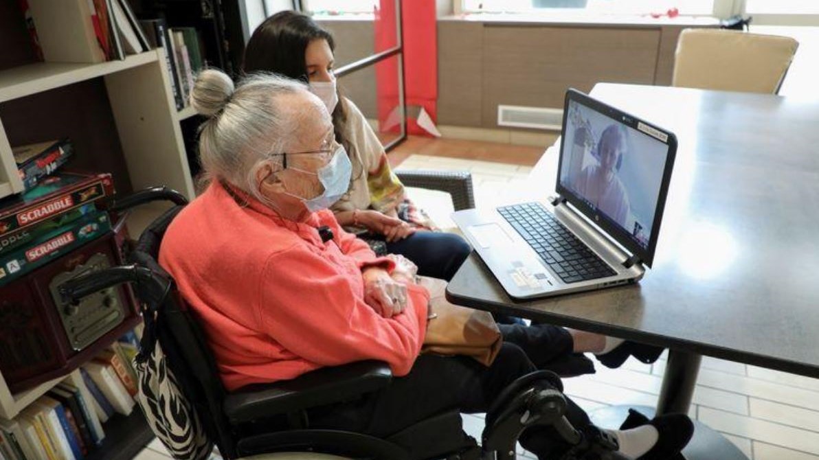 Κορονοϊός: Μία… παράδοξη φιλία μέσα στην πανδημία- Τι ενώνει την 98χρονη Ζακλίν με τον 20χρονο Έλιοτ