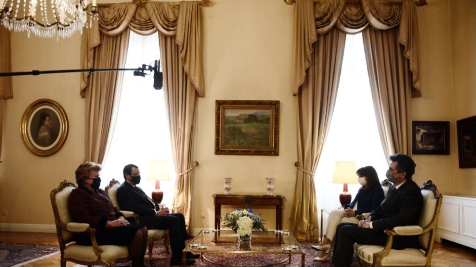 Σακελλαροπούλου σε Αναστασιάδη: Αγωνιζόμαστε όλοι μαζί για μια δίκαιη και λειτουργική λύση του Κυπριακού