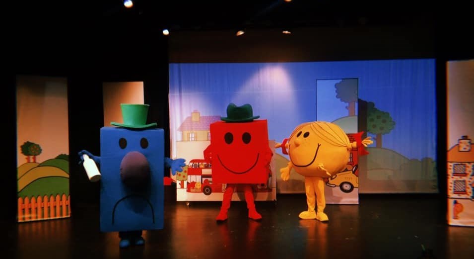 “Μικροί Κύριοι – Μικρές Κυρίες : Η δύναμη της φιλίας” – Μια παράσταση φτιαγμένη με πολύ μεράκι