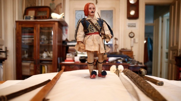 25η Μαρτίου: Ένα τσολιαδάκι, αναμνηστικό των 100 χρόνων από την Επανάσταση του 1821