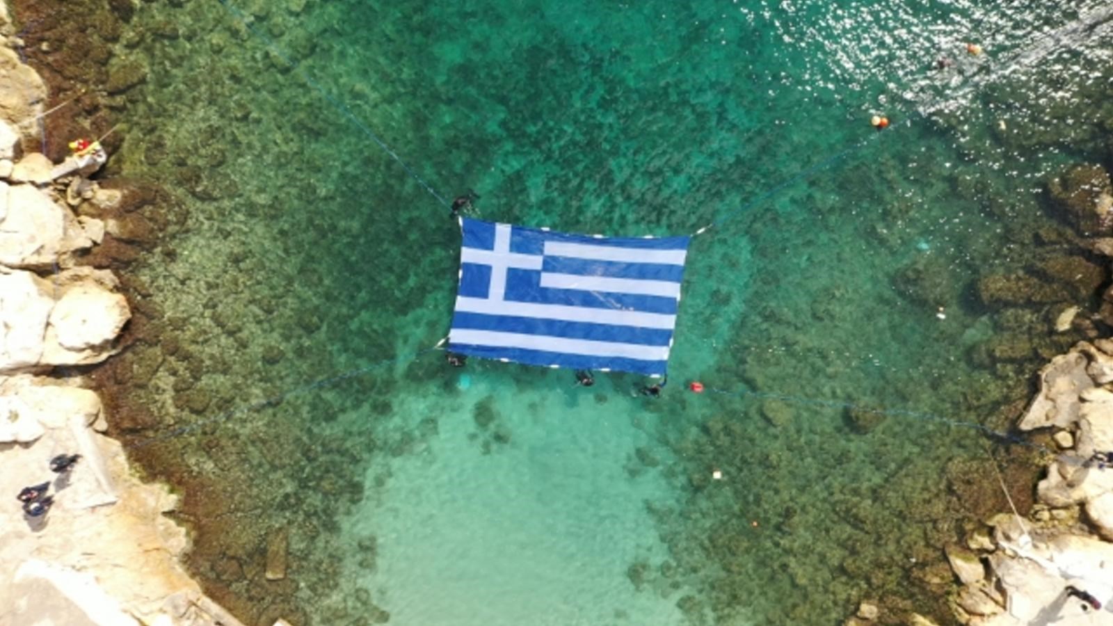 25η Μαρτίου: Εντυπωσιακή ελληνική σημαία στα νερά της Πειραϊκής – ΦΩΤΟ – ΒΙΝΤΕΟ