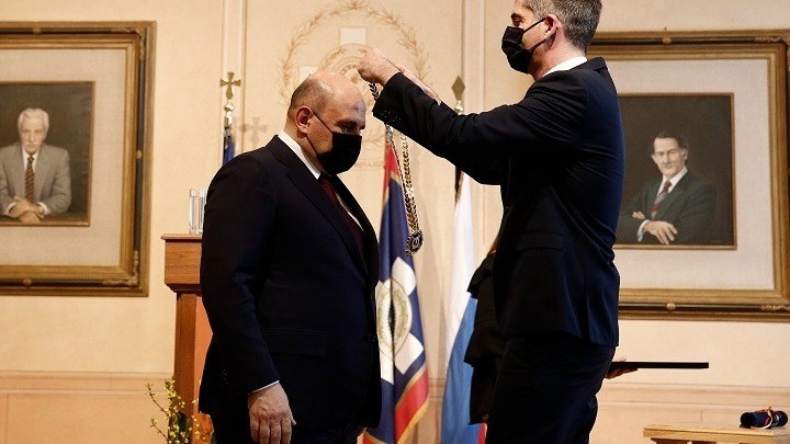 Μπακογιάννης: Απένειμε το Χρυσό Μετάλλιο Αξίας της Πόλεως των Αθηνών στον Ρώσο πρωθυπουργό