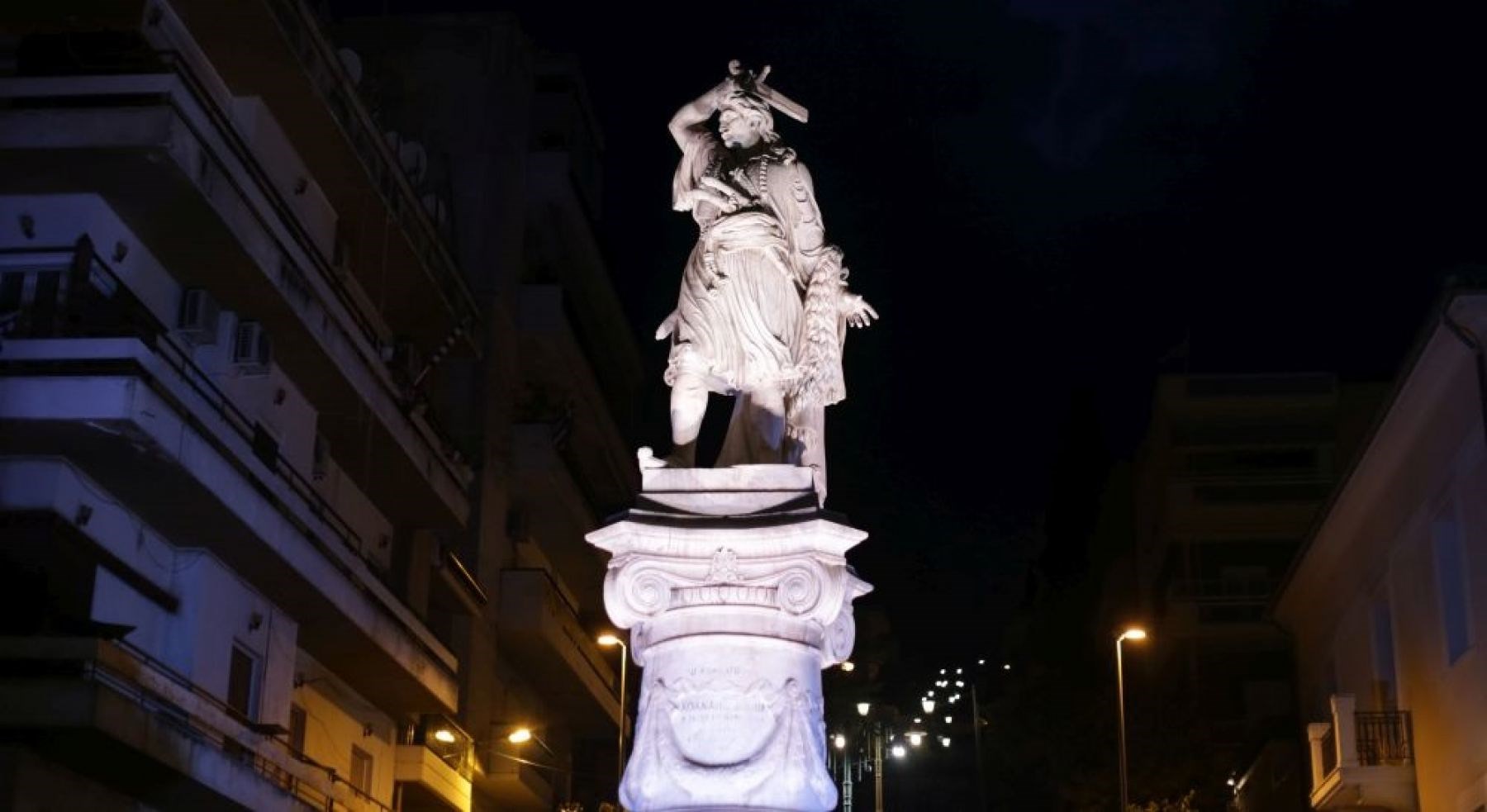 Λαμία: Φωτίστηκε ο Αθανάσιος Διάκος για τα 200 χρόνια της Ελληνικής Επανάστασης – ΦΩΤΟ