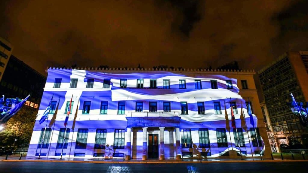 25η Μαρτίου: Στα γαλανόλευκα η Αθήνα – Εντυπωσιακό ΒΙΝΤΕΟ με τους στολισμούς σε Σύνταγμα και Ομόνοια