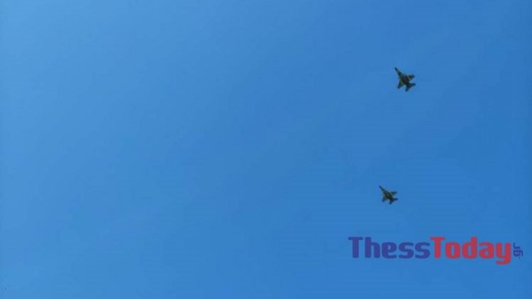 25η Μαρτίου: Εντυπωσίασαν τα μαχητικά F-16 στον ουρανό της Θεσσαλονίκης – ΦΩΤΟ – ΒΙΝΤΕΟ