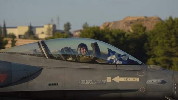 25η Μαρτίου: Αυτός είναι ο πιλότος της ομάδας “Ζευς” που συγκλόνισε με το μήνυμά του