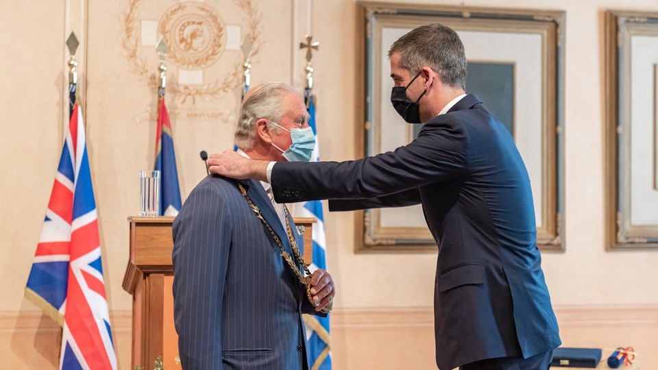 Πρίγκιπας Κάρολος: Παρασημοφορήθηκε με το Χρυσό Μετάλλιο Αξίας της Πόλεως των Αθηνών