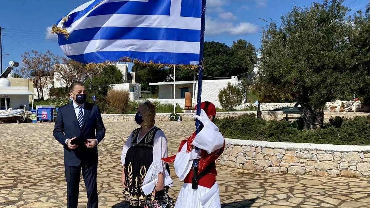 Στην παρέλαση με τον μοναδικό μαθητή των Αρκιών ο Αλκιβιάδης Στεφανής – ΦΩΤΟ