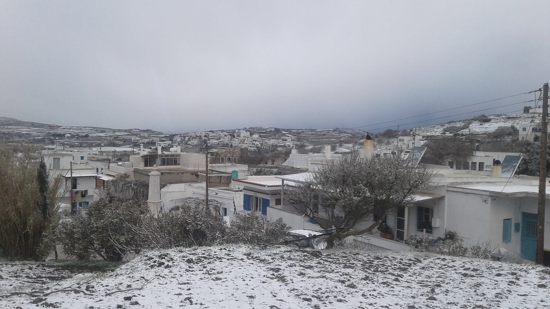 Χειμωνιάτικο το σκηνικό του καιρού –  Χιόνισε και στην Τήνο – Δείτε ΦΩΤΟ