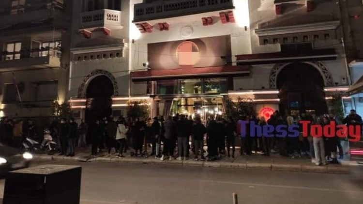 Θεσσαλονίκη: Εικόνες προ… κορονοϊού στη Λεωφόρο Νίκης – Συνωστισμός για ένα ποτό – ΦΩΤΟ – ΒΙΝΤΕΟ