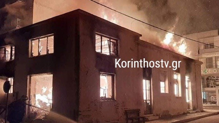 Κορινθία: Κάηκε ολοσχερώς διώροφο κτίριο στο κέντρο του Ξυλοκάστρου – ΒΙΝΤΕΟ