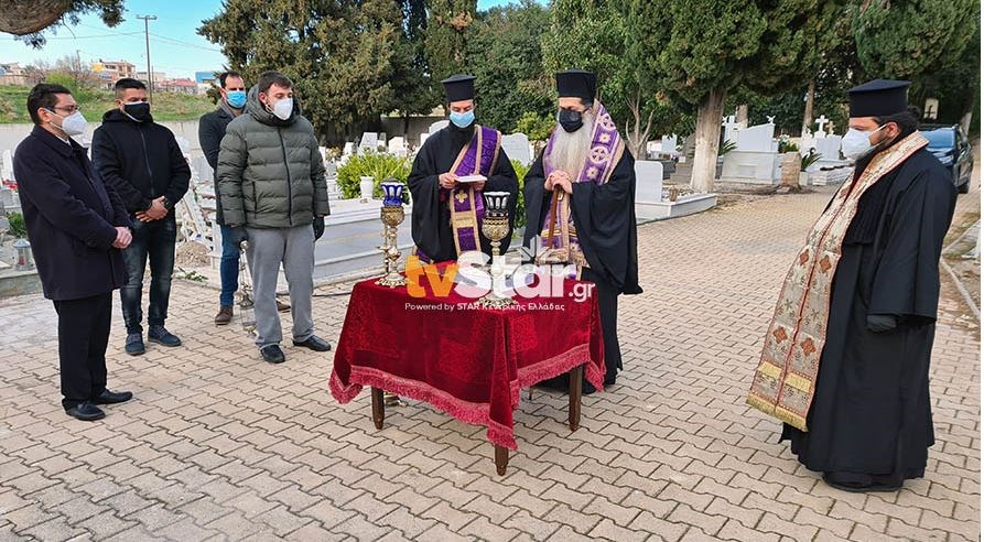 Κορονοϊός: Στο κοιμητήριο της Μαλεσίνας ο Μητροπολίτης Φθιώτιδας – “Θα ήθελα να είναι εδώ οι αρνητές του ιού”