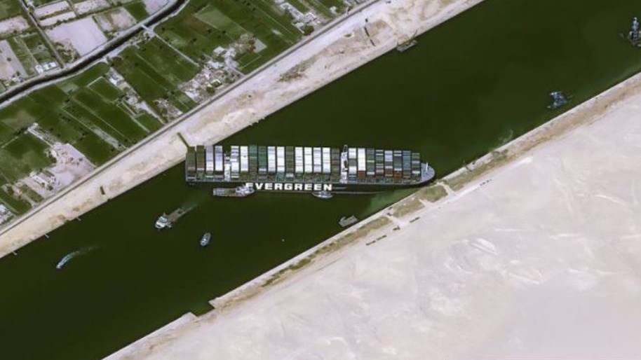 Διώρυγα του Σουέζ: Οικονομική «δίνη» από την προσάραξη του «Ever Given»-  Δεκάδες πλοία σε αναμονή
