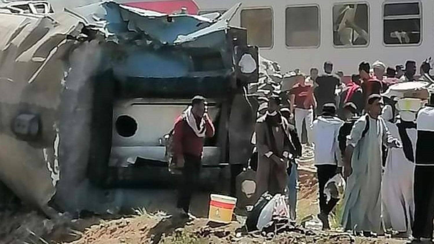 Αίγυπτος – Σύγκρουση τρένων: Συγκλονίζουν οι εικόνες από το σημείο της τραγωδίας – ΦΩΤΟ – ΒΙΝΤΕΟ