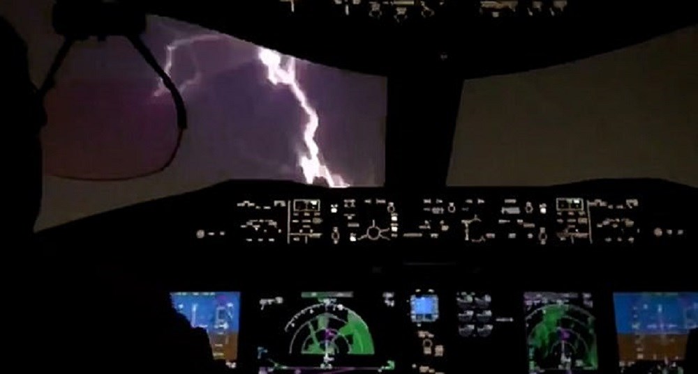 Η τρομακτική στιγμή που κεραυνός πέφτει μπροστά από αεροσκάφος λίγο πριν προσγειωθεί – ΒΙΝΤΕΟ