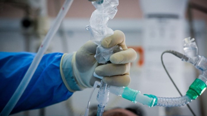 Κορονοϊός: Μικρότερος του 5% ο δείκτης θνησιμότητας – Οι παράγοντες που σχετίζονται με σοβαρή νόσηση