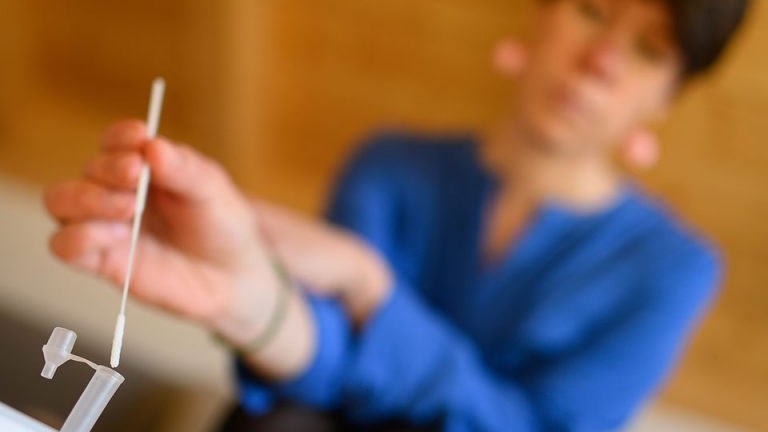 Self test: Βήμα-βήμα όλη η διαδικασία – Τι ισχύει με την αμοιβή των φαρμακοποιών για τη δειγματοληψία