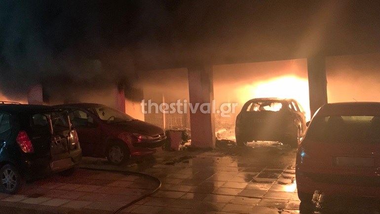 Θεσσαλονίκη: Εμπρηστική επίθεση σε πυλωτή πολυκατοικίας – Κινδύνευσαν ένοικοι – ΒΙΝΤΕΟ