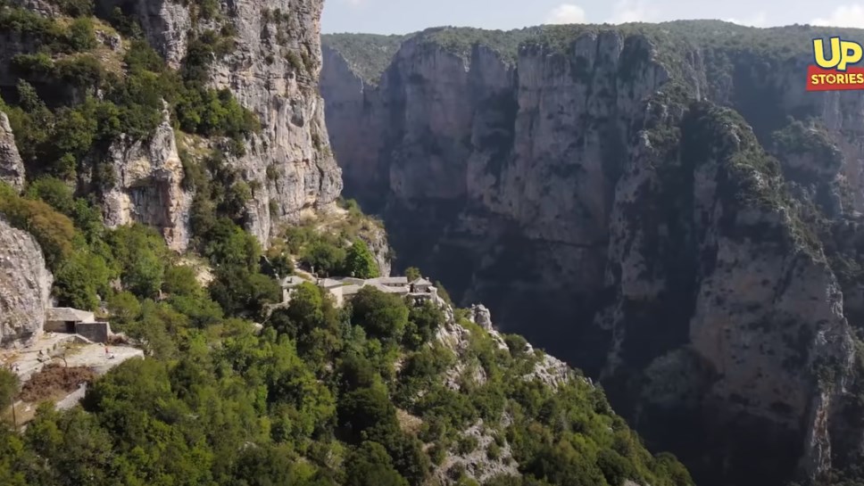 Μονοδένδρι: Το πιο επικίνδυνο μονοπάτι της Ελλάδας – Δίπλα σε γκρεμό 500 μέτρων – Εντυπωσιακό βίντεο
