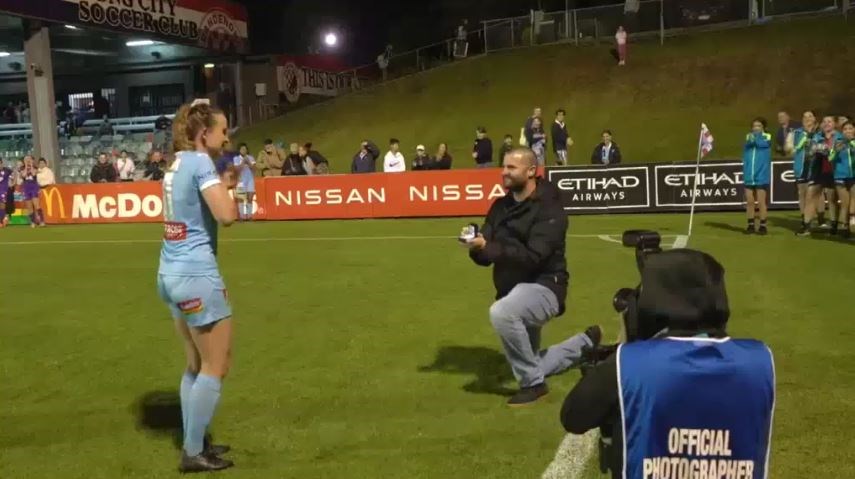 Συγκινητική πρόταση γάμου μέσα στο γήπεδο – Ποδοσφαιρίστρια είπε το “ναι” στον αγαπημένο της