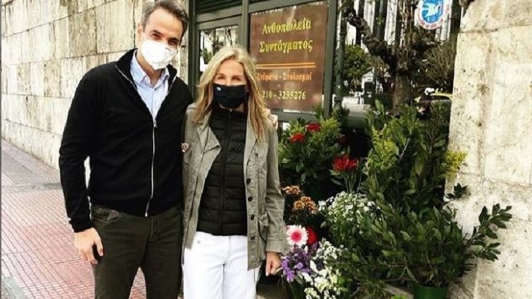 Ανοίγουν ξανά τα λουλουδάδικα στη Βουλή – Η φωτογραφία του Κυριάκου και της Μαρέβα Μητσοτάκη και το μήνυμα
