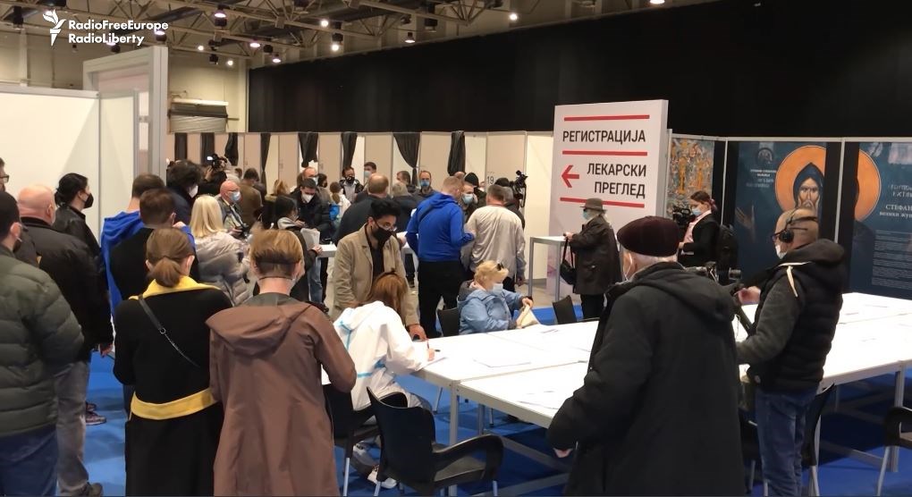 Σερβία: Στην ουρά πολίτες των Δ. Βαλκανίων για να εμβολιαστούν με AstraZeneca