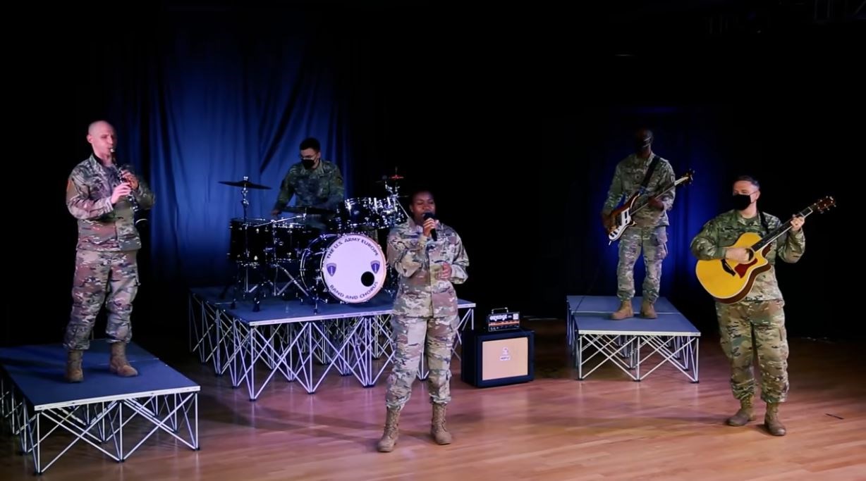 25η Μαρτίου: Η μπάντα του αμερικανικού στρατού τραγουδά τον Χορό του Ζαλόγγου – ΒΙΝΤΕΟ