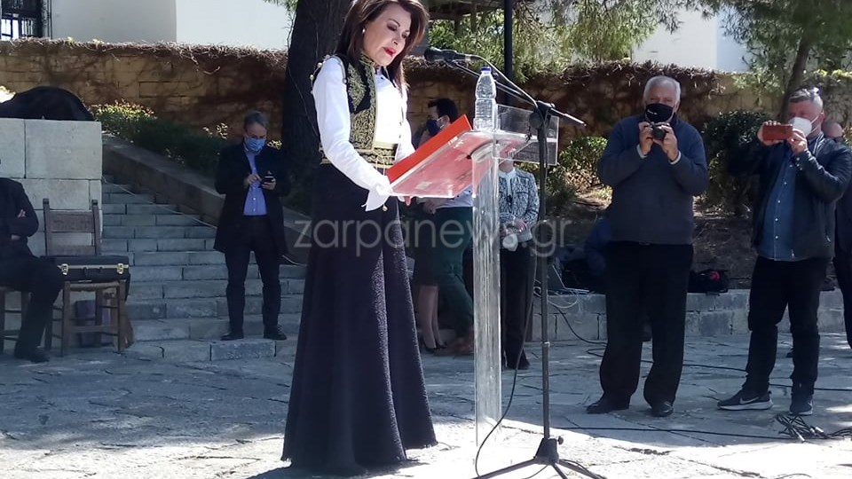 Γιάννα Αγγελοπούλου: Με κρητική φορεσιά στο μνημόσυνο των Βενιζέλων – ΦΩΤΟ