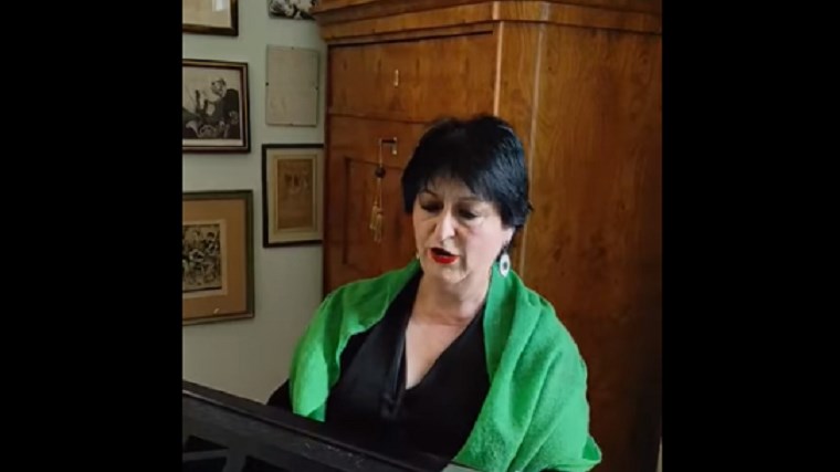 Η σοπράνο Σόνια Θεοδωρίδου ερμηνεύει τον Εθνικό Ύμνο: “Αρκετά πια” – ΒΙΝΤΕΟ