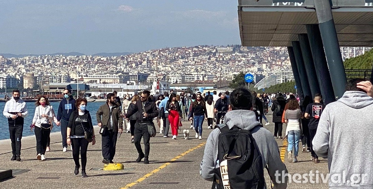 Κορονοϊός-Θεσσαλονίκη: Βόλτες στην παραλία με “σύμμαχο” τη λιακάδα