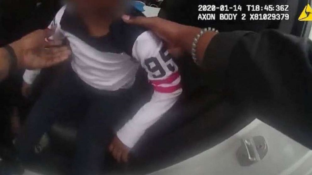 ΒΙΝΤΕΟ σοκ στις ΗΠΑ: Αστυνομικοί περνούν χειροπέδες και απειλούν 5χρονο