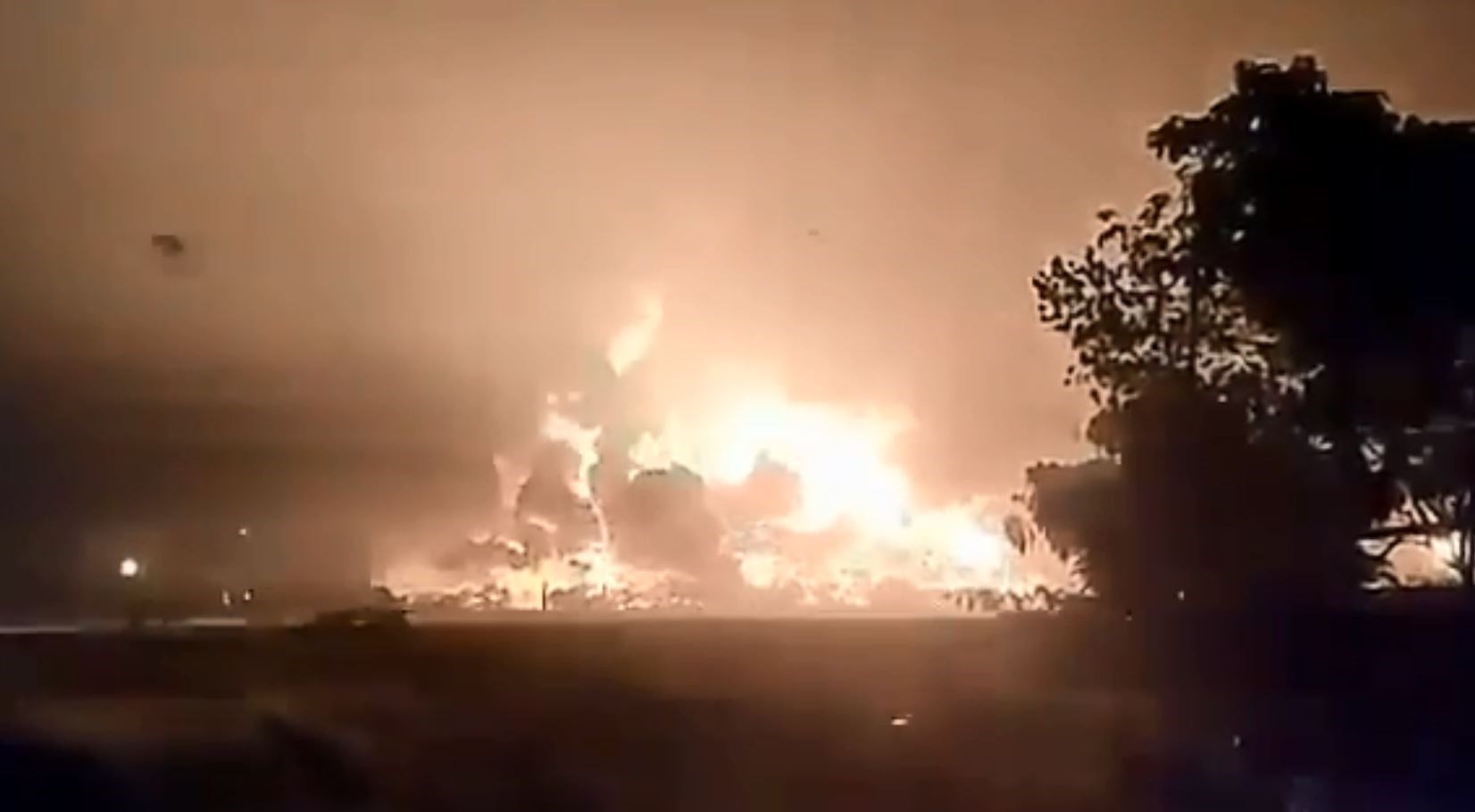 Ινδονησία: Μεγάλη πυρκαγιά σε διυλιστήριο – Τουλάχιστον 5 τραυματίες – ΒΙΝΤΕΟ