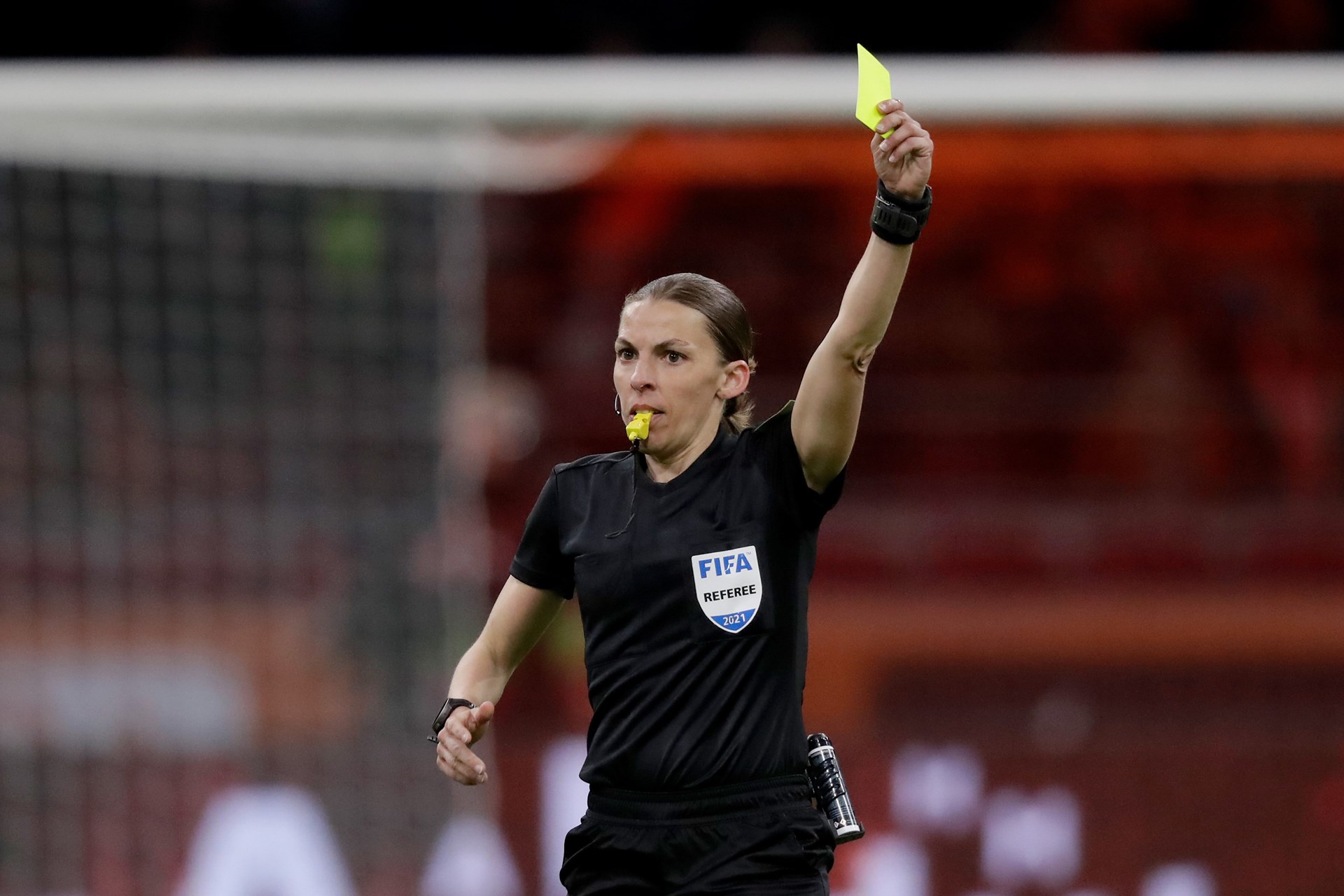 Έγραψε ιστορία η Φραπάρ: Έγινε η πρώτη γυναίκα που “σφύριξε” αγώνα για τα προκριματικά του Μουντιάλ