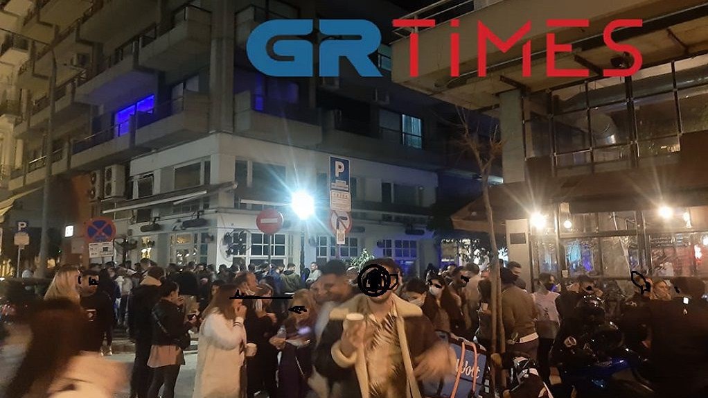 Θεσσαλονίκη: Εκατοντάδες νέοι στην οδό Μητροπόλεως για ένα ποτό στο χέρι  – ΦΩΤΟ – ΒΙΝΤΕΟ