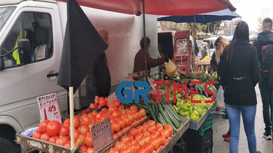 Θεσσαλονίκη: Μαύρες σημαίες σε λαϊκές αγορές ως απάντηση ”στην αδιαλλαξία της κυβέρνησης”- ΒΙΝΤΕΟ