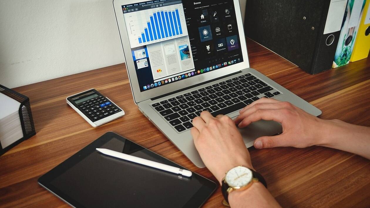 Voucher 200 ευρώ για laptop και tablet: Πώς θα γίνεται ο έλεγχος των κριτηρίων και πότε θα δοθούν τα χρήματα