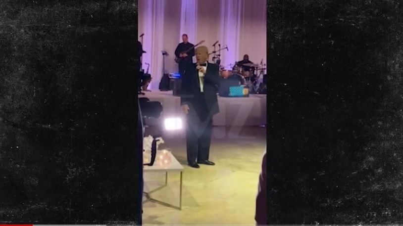 Ντόναλντ Τραμπ: Πήρε το μικρόφωνο σε γάμο και αντί για πρόποση άρχισε την κριτική στον Μπάιντεν