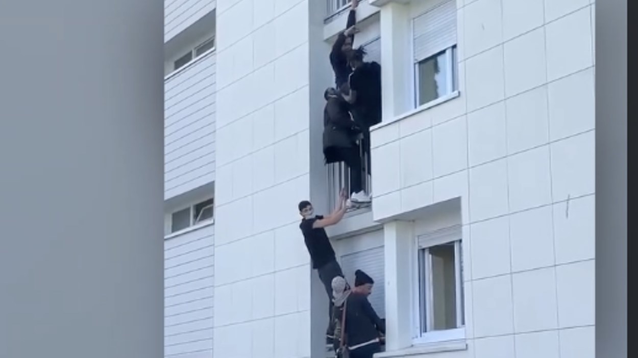 Γαλλία: Έγιναν “ανθρώπινη αλυσίδα” και έσωσαν από τις φλόγες ένα ζευγάρι και το μωρό τους – ΒΙΝΤΕΟ