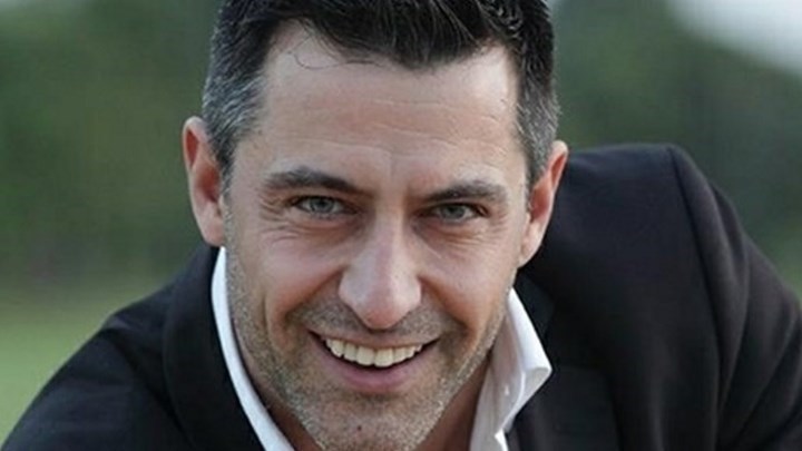 Κωνσταντίνος Αγγελίδης: Χαμογελά λίγο πριν από το κρίσιμο χειρουργείο – Η ΦΩΤΟ που δημοσίευσε η σύζυγός του