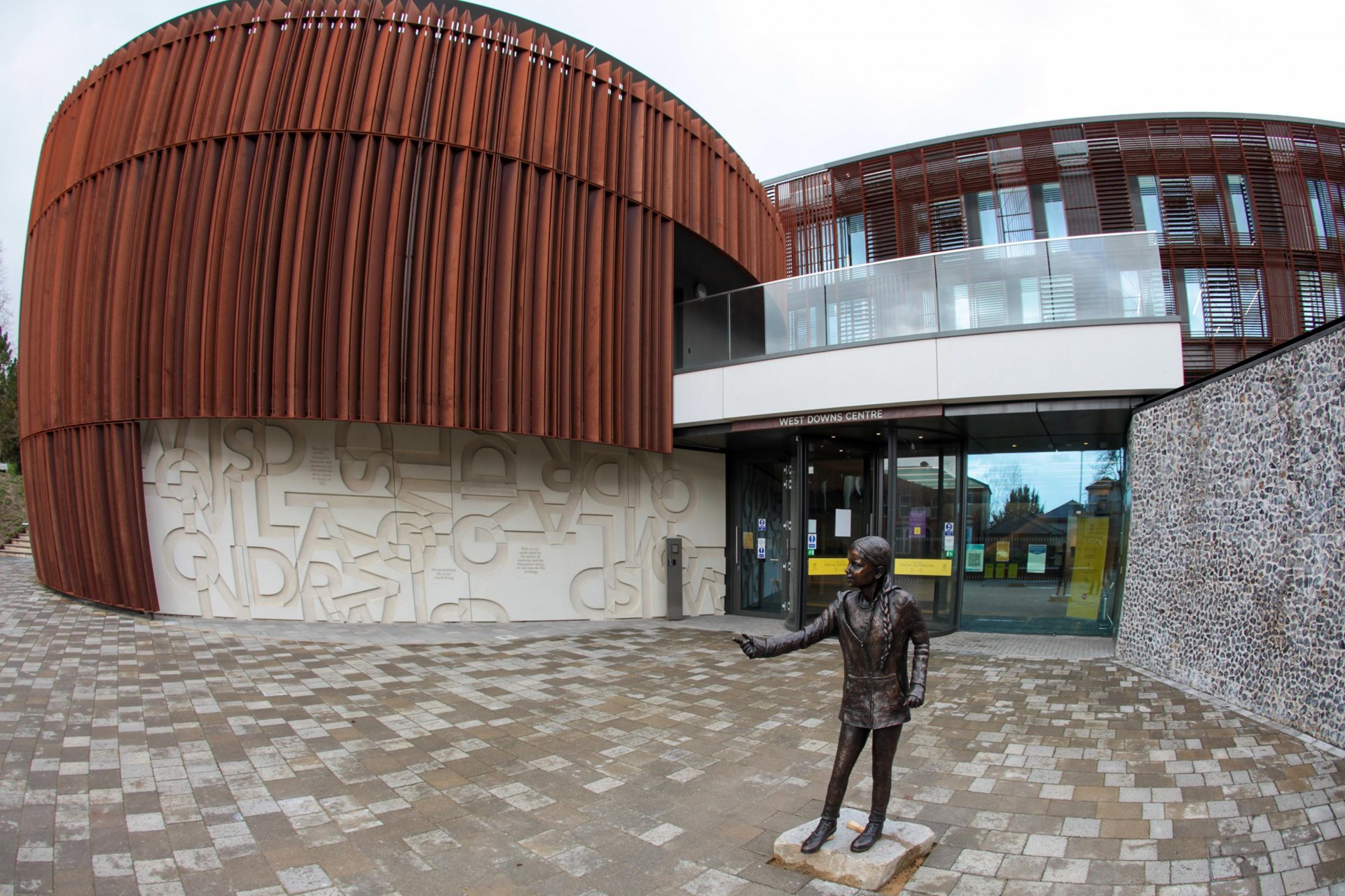Άγαλμα αφιερωμένο στην Γκρέτα Τούνμπεργκ σε βρετανικό πανεπιστήμιο – Αντιδρούν οι φοιτητές