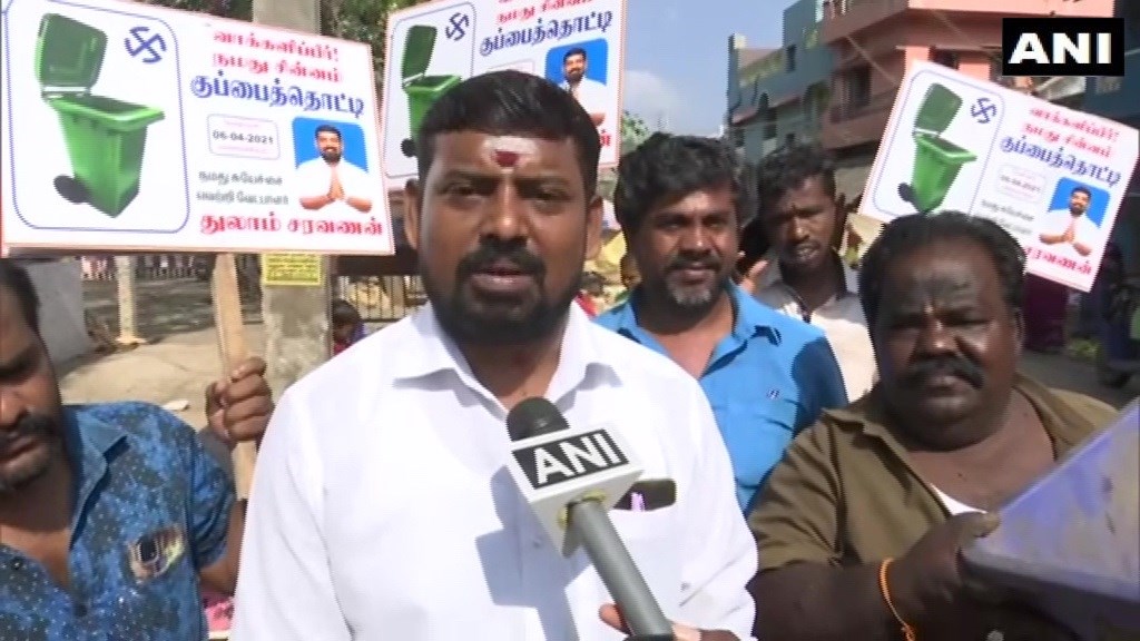 Ινδία: Viral ο υποψήφιος που υπόσχεται ταξίδι στο φεγγάρι και… ρομπότ για δουλειές στο σπίτι – ΦΩΤΟ